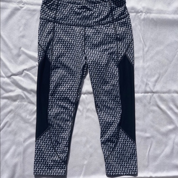 Athleta Pants - Athleta women’s capri length leggings. B/W pattern